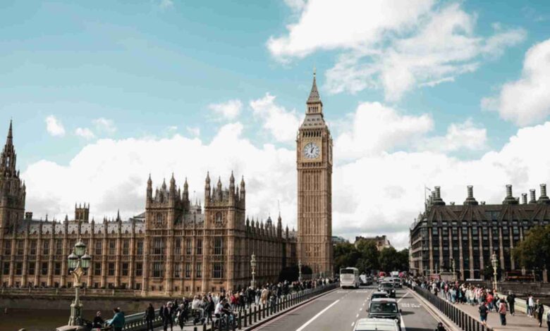 Big Ben and the Palace of Westminster in central London, a major tourist area discussed in relation to London borough safety, crime awareness and visitor security in 2025.