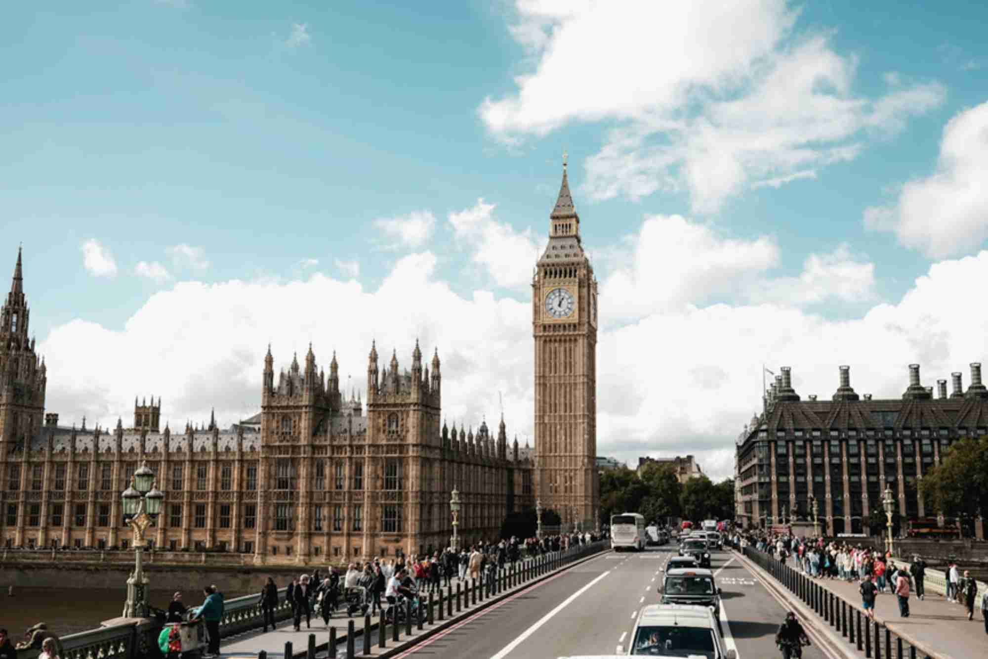 Big Ben and the Palace of Westminster in central London, a major tourist area discussed in relation to London borough safety, crime awareness and visitor security in 2025.